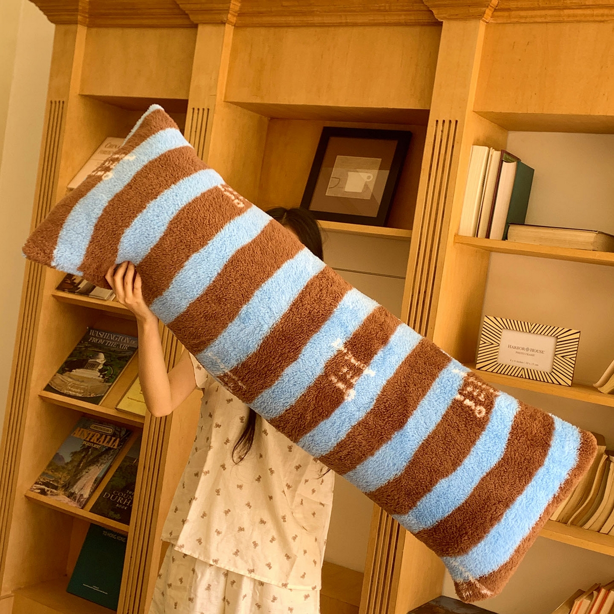 91家纺网 家纺一手货源 找家纺 桃喜 2025新款舒适亲肤摇粒绒长抱枕 复古蓝咖条