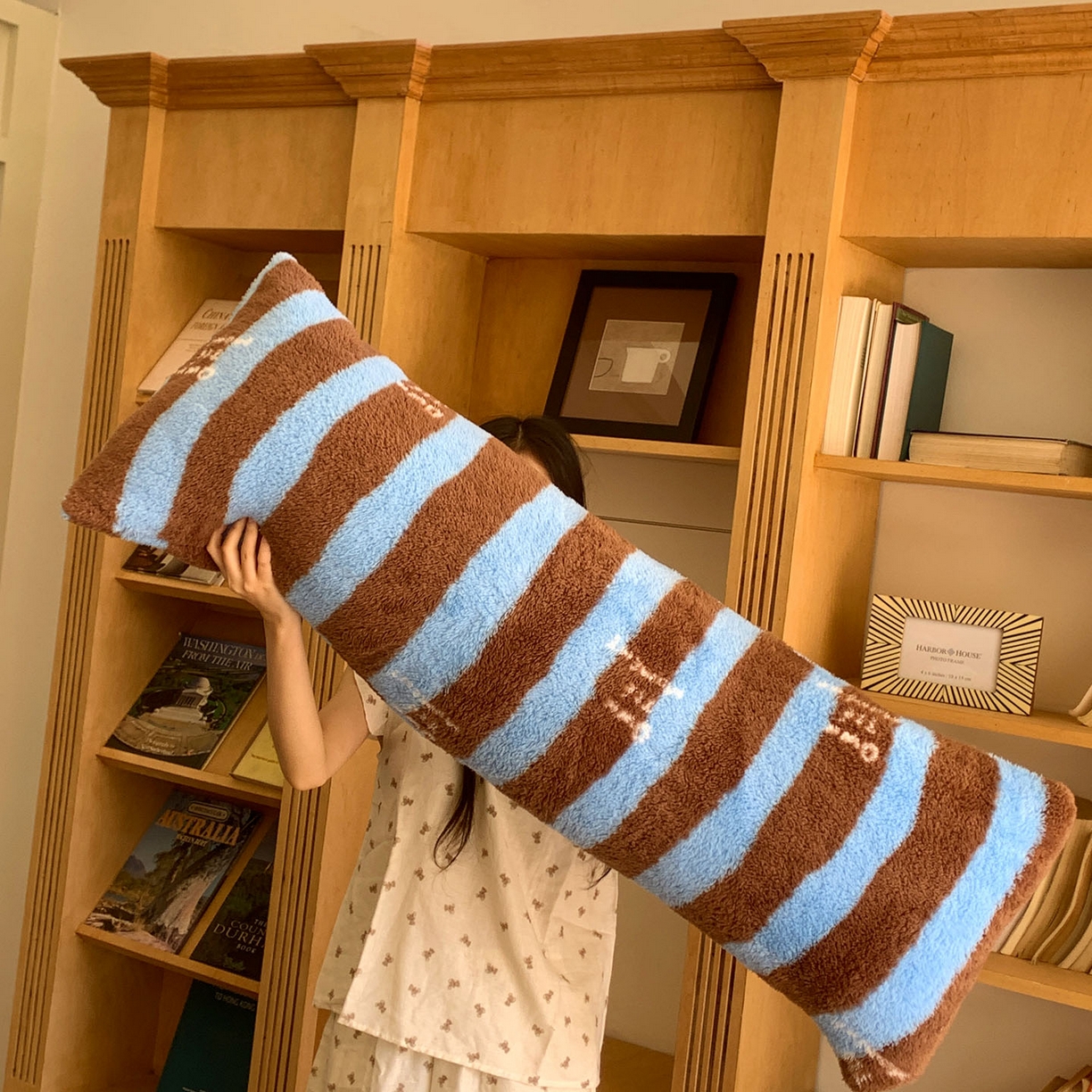 91家纺网 家纺一手货源 找家纺 桃喜 2025新款舒适亲肤摇粒绒长抱枕 复古蓝咖条