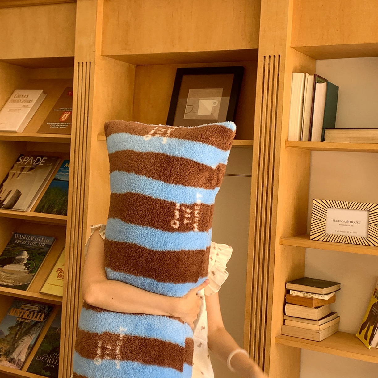 91家纺网 家纺一手货源 找家纺 桃喜 2025新款舒适亲肤摇粒绒长抱枕 复古蓝咖条