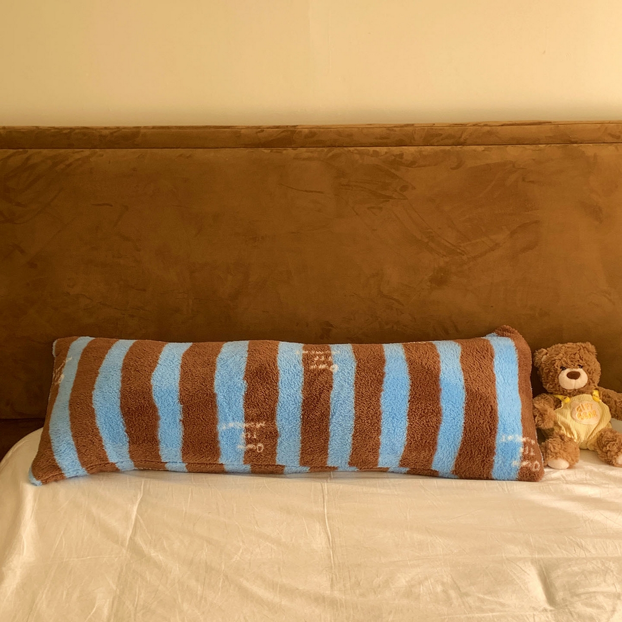 91家纺网 家纺一手货源 找家纺 桃喜 2025新款舒适亲肤摇粒绒长抱枕 复古蓝咖条