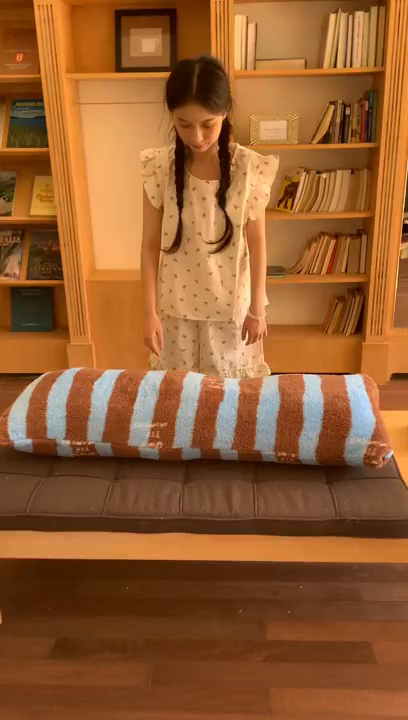 91家纺网 家纺一手货源 找家纺 桃喜 2025新款舒适亲肤摇粒绒长抱枕 复古蓝咖条