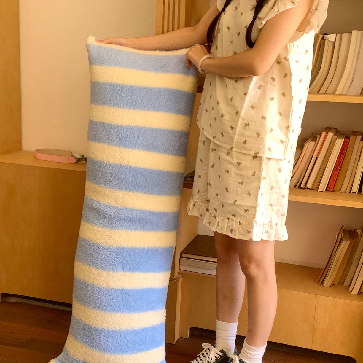 91家纺网 家纺一手货源 找家纺 桃喜 2025新款舒适亲肤摇粒绒长抱枕 海盐苏打