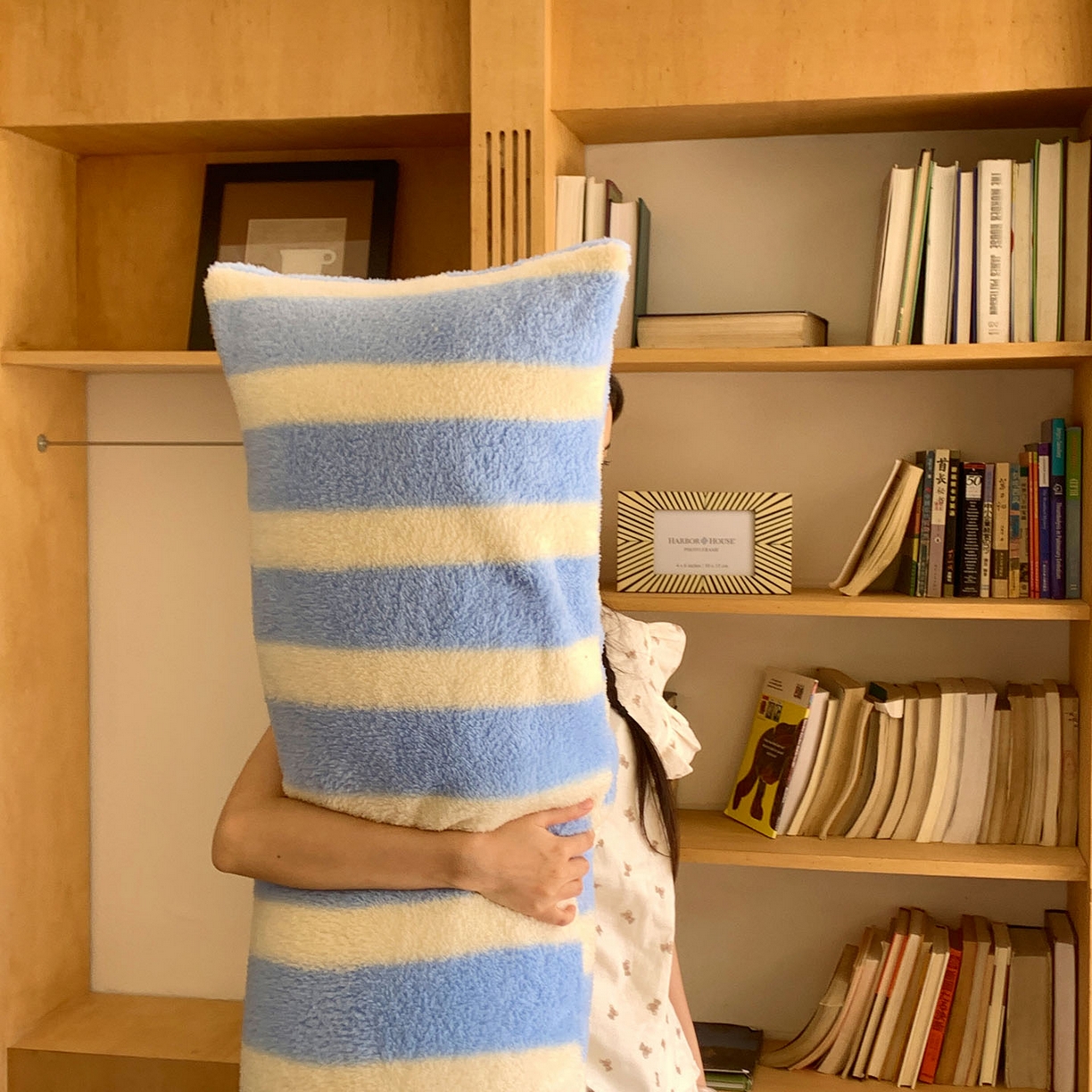 91家纺网 家纺一手货源 找家纺 桃喜 2025新款舒适亲肤摇粒绒长抱枕 海盐苏打