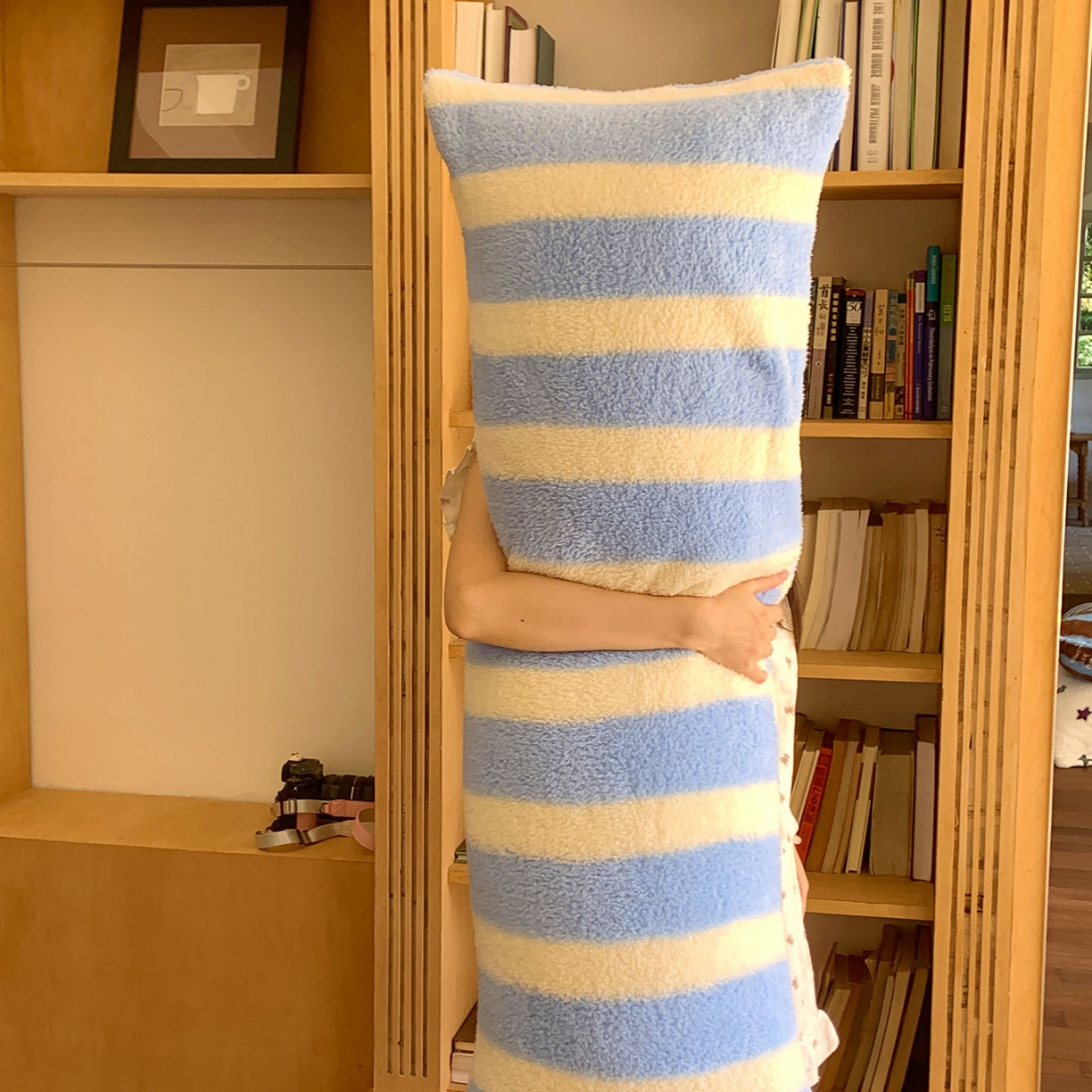 91家纺网 家纺一手货源 找家纺 桃喜 2025新款舒适亲肤摇粒绒长抱枕 海盐苏打