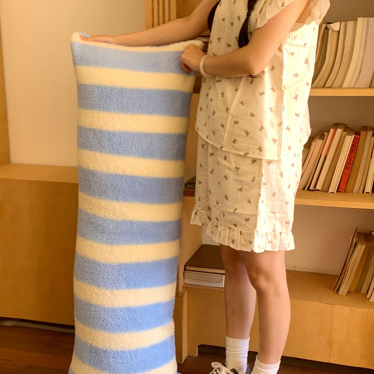 91家纺网 家纺一手货源 找家纺 桃喜 2025新款舒适亲肤摇粒绒长抱枕 海盐苏打