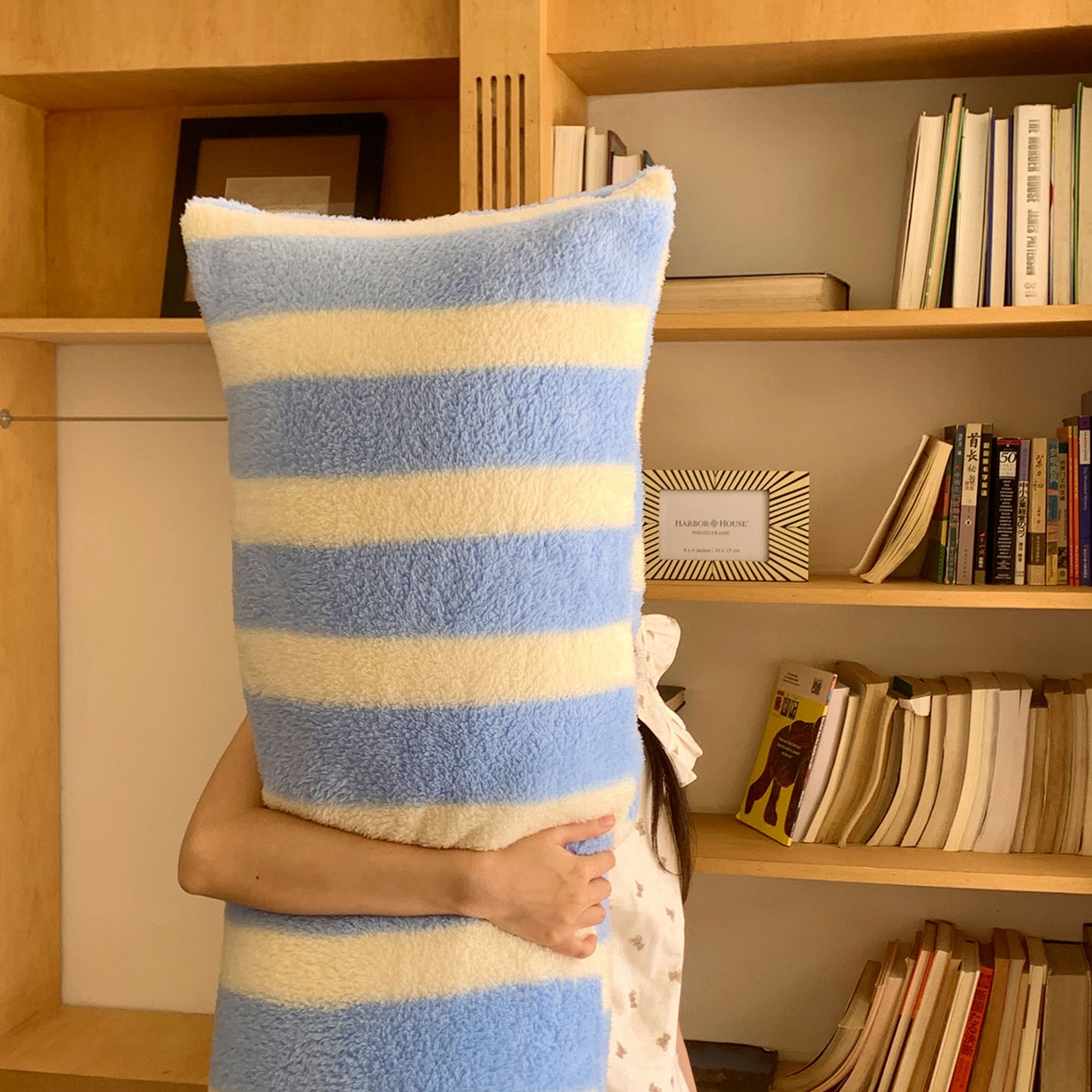 91家纺网 家纺一手货源 找家纺 桃喜 2025新款舒适亲肤摇粒绒长抱枕 海盐苏打