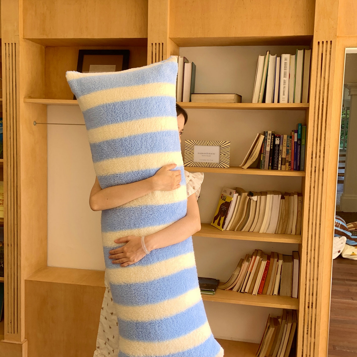 91家纺网 家纺一手货源 找家纺 桃喜 2025新款舒适亲肤摇粒绒长抱枕 海盐苏打