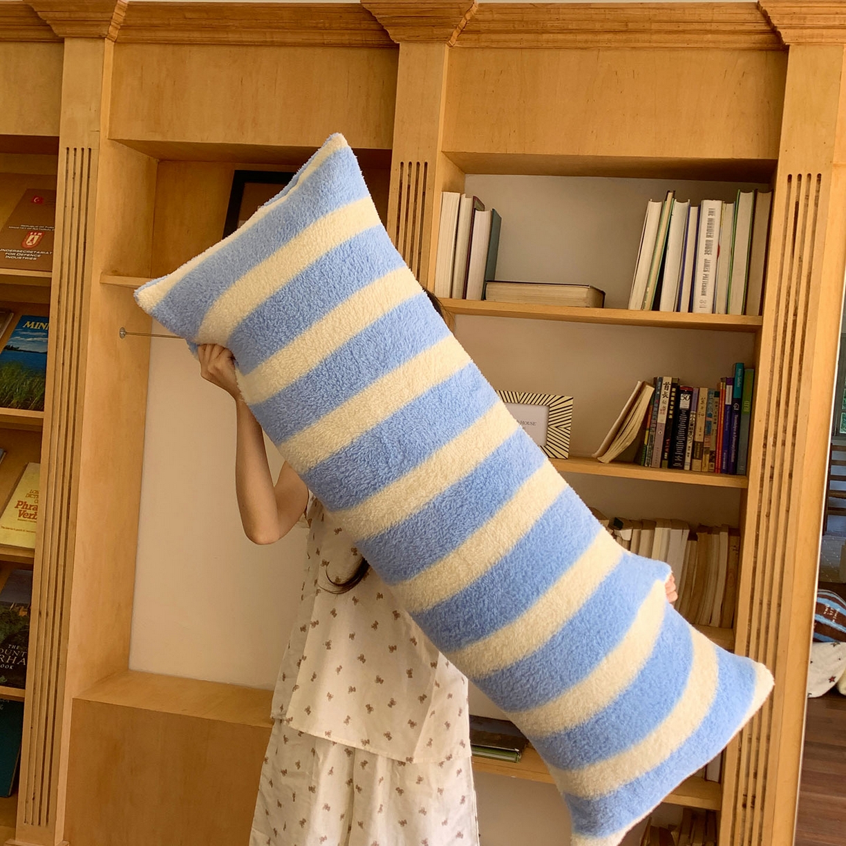 91家纺网 家纺一手货源 找家纺 桃喜 2025新款舒适亲肤摇粒绒长抱枕 海盐苏打