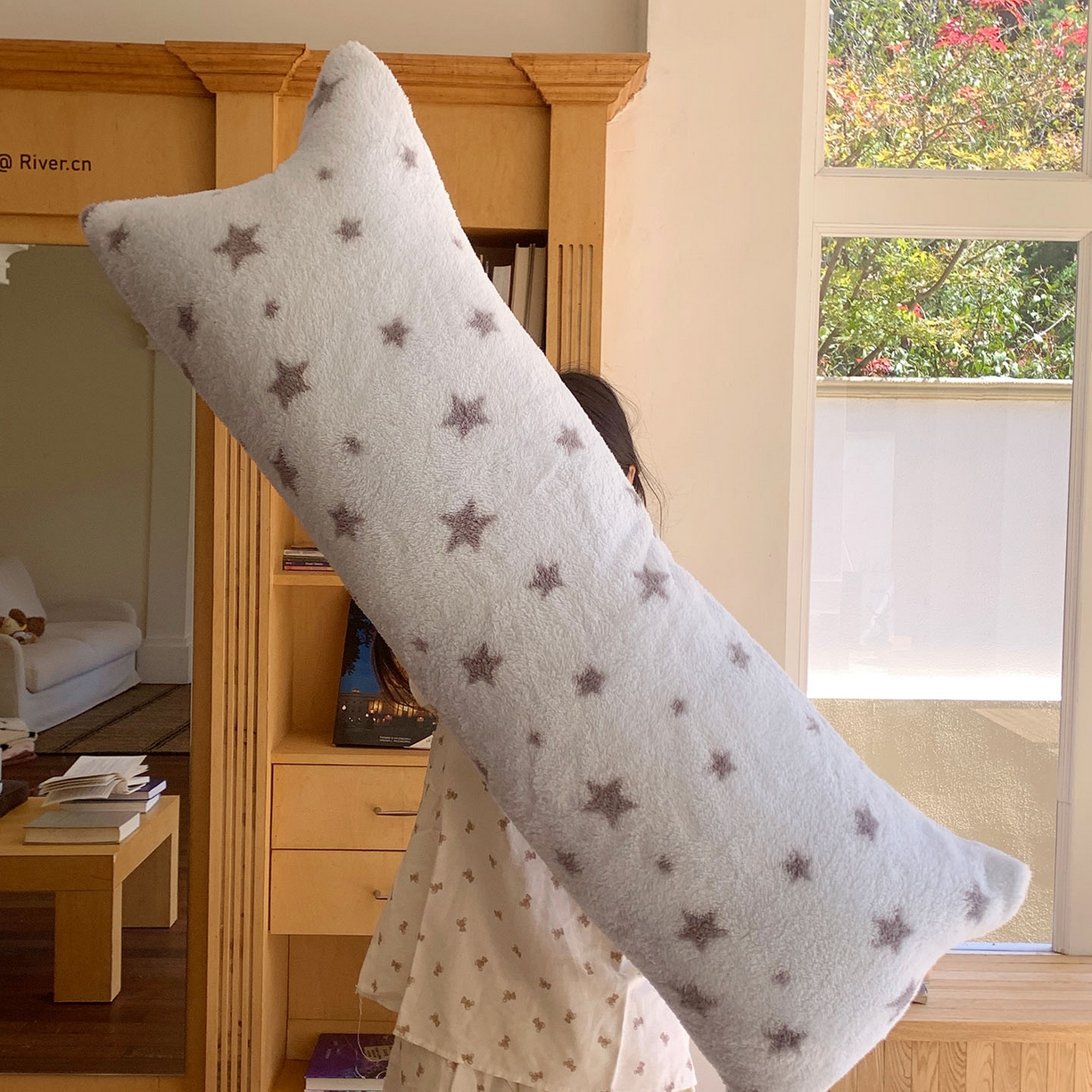 91家纺网 家纺一手货源 找家纺 桃喜 2025新款舒适亲肤摇粒绒长抱枕 海盐星星