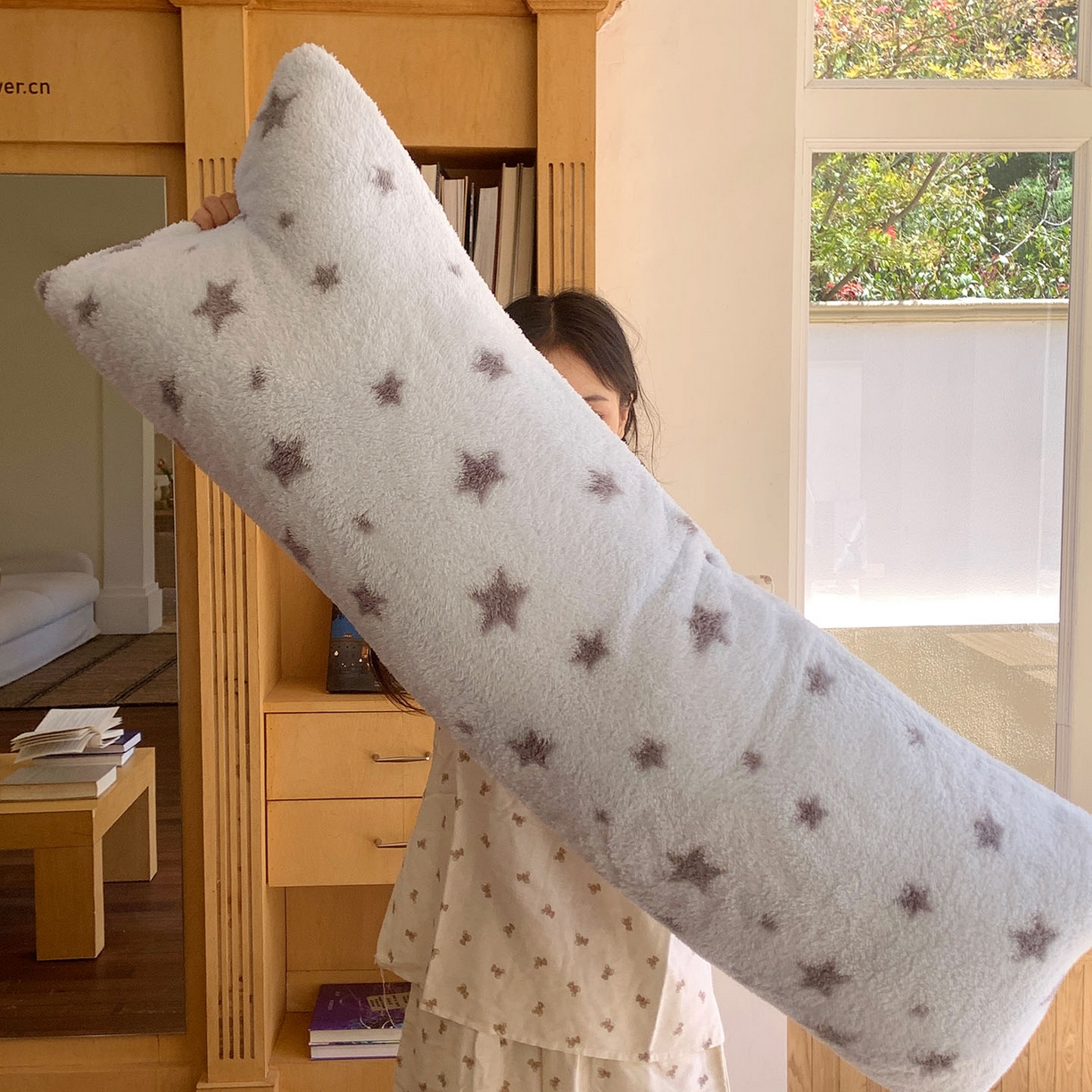 91家纺网 家纺一手货源 找家纺 桃喜 2025新款舒适亲肤摇粒绒长抱枕 海盐星星