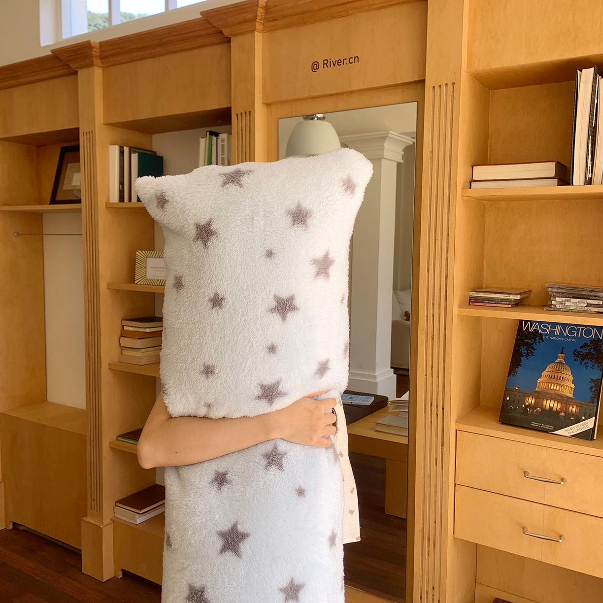 91家纺网 家纺一手货源 找家纺 桃喜 2025新款舒适亲肤摇粒绒长抱枕 海盐星星