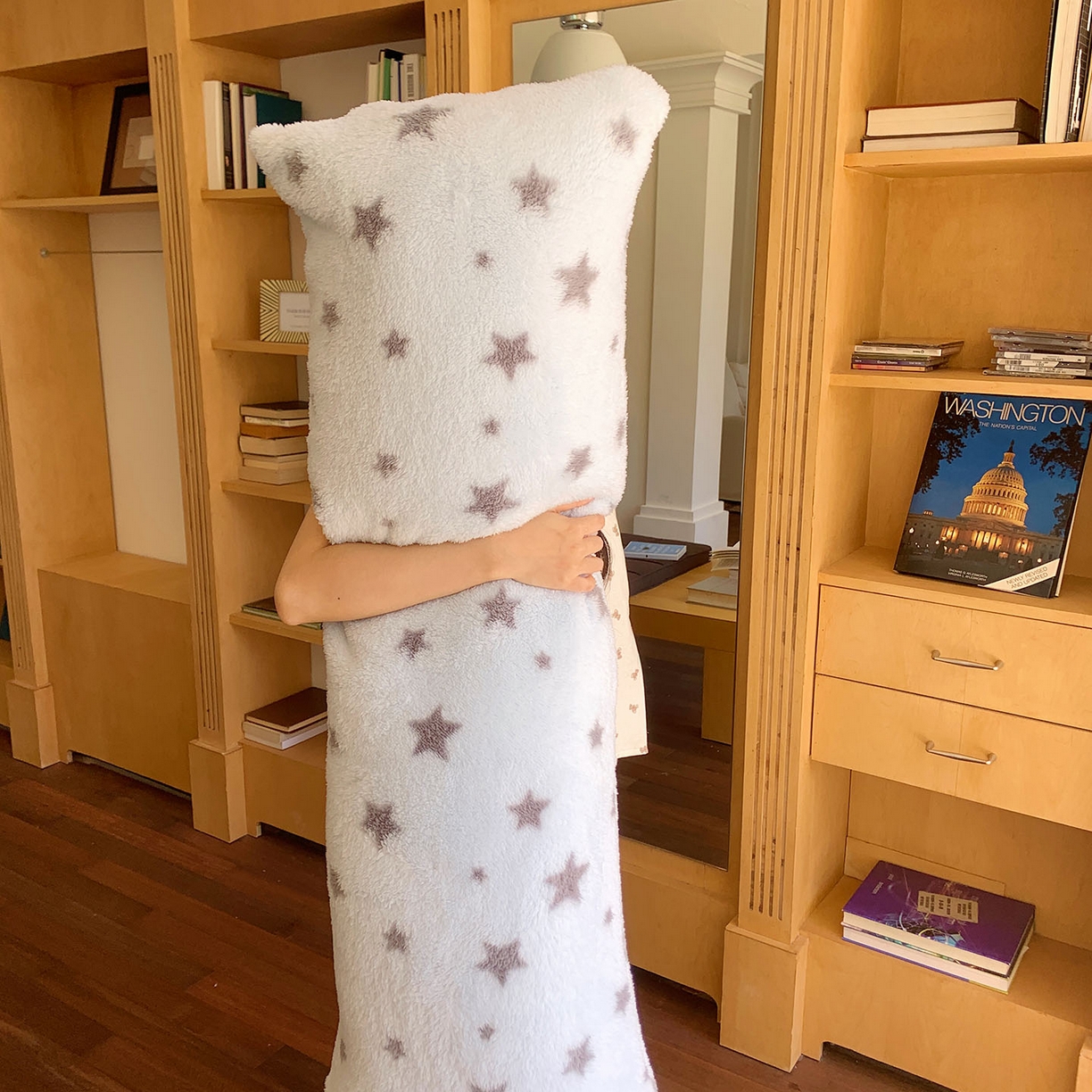 91家纺网 家纺一手货源 找家纺 桃喜 2025新款舒适亲肤摇粒绒长抱枕 海盐星星