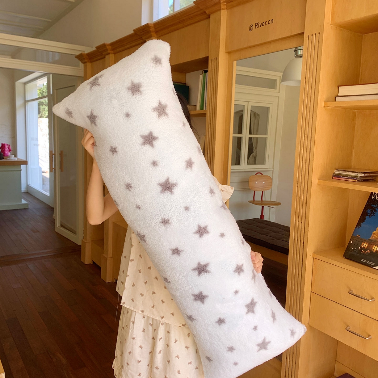 91家纺网 家纺一手货源 找家纺 桃喜 2025新款舒适亲肤摇粒绒长抱枕 海盐星星