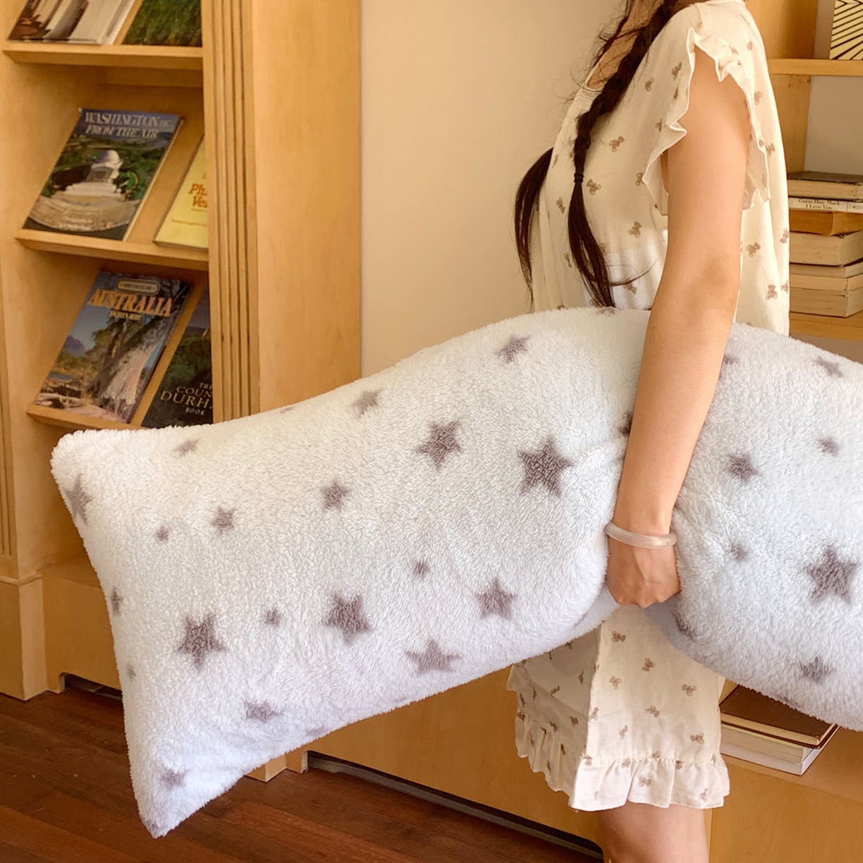 91家纺网 家纺一手货源 找家纺 桃喜 2025新款舒适亲肤摇粒绒长抱枕 海盐星星