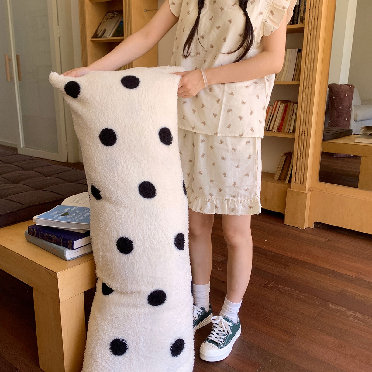 91家纺网 家纺一手货源 找家纺 桃喜 2025新款舒适亲肤摇粒绒长抱枕 黑白波点