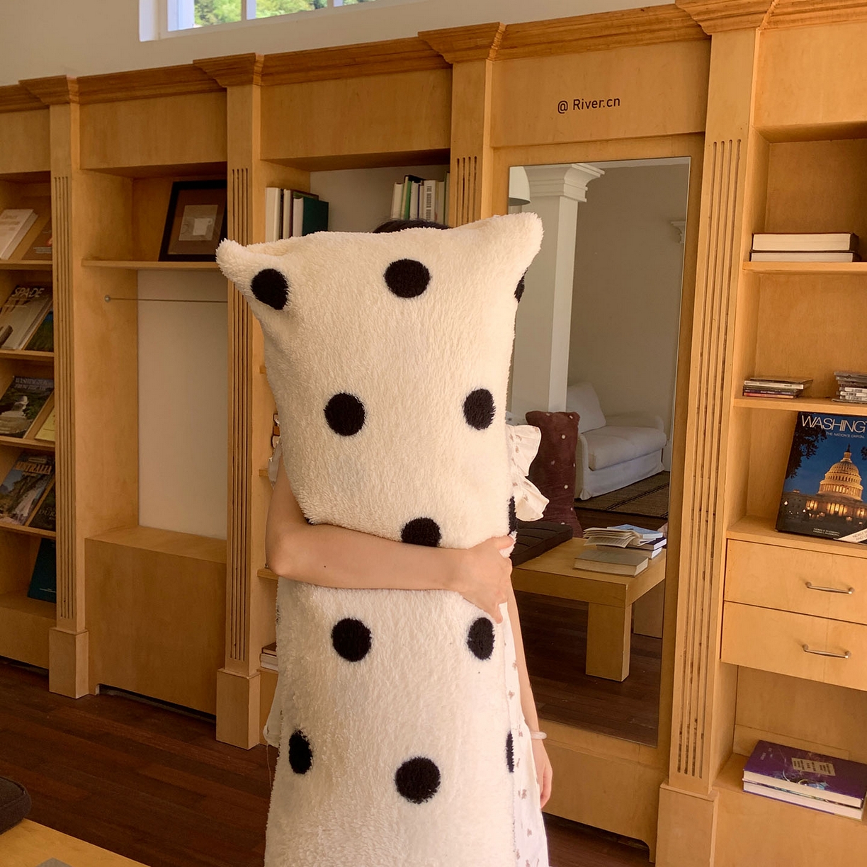 91家纺网 家纺一手货源 找家纺 桃喜 2025新款舒适亲肤摇粒绒长抱枕 黑白波点