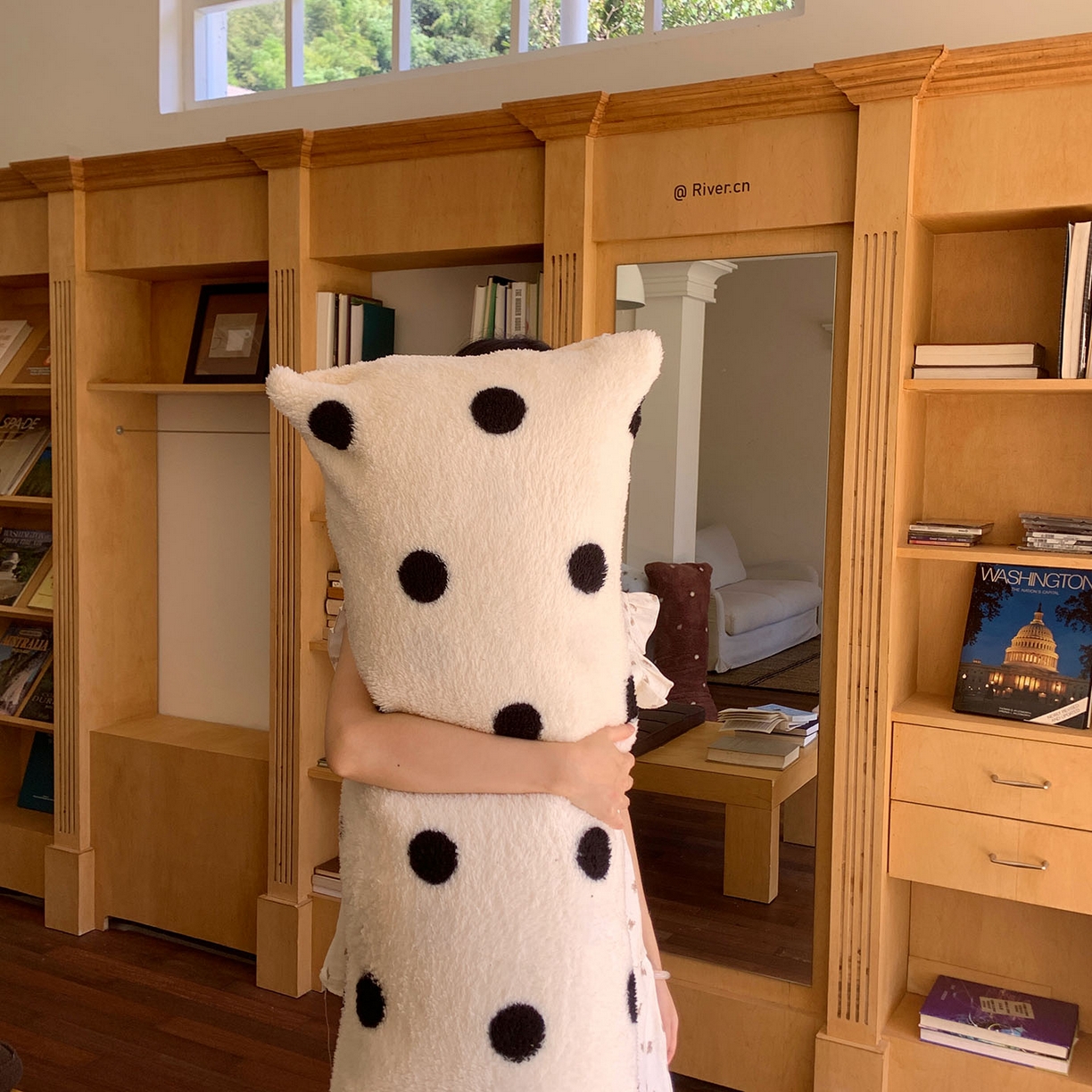 91家纺网 家纺一手货源 找家纺 桃喜 2025新款舒适亲肤摇粒绒长抱枕 黑白波点