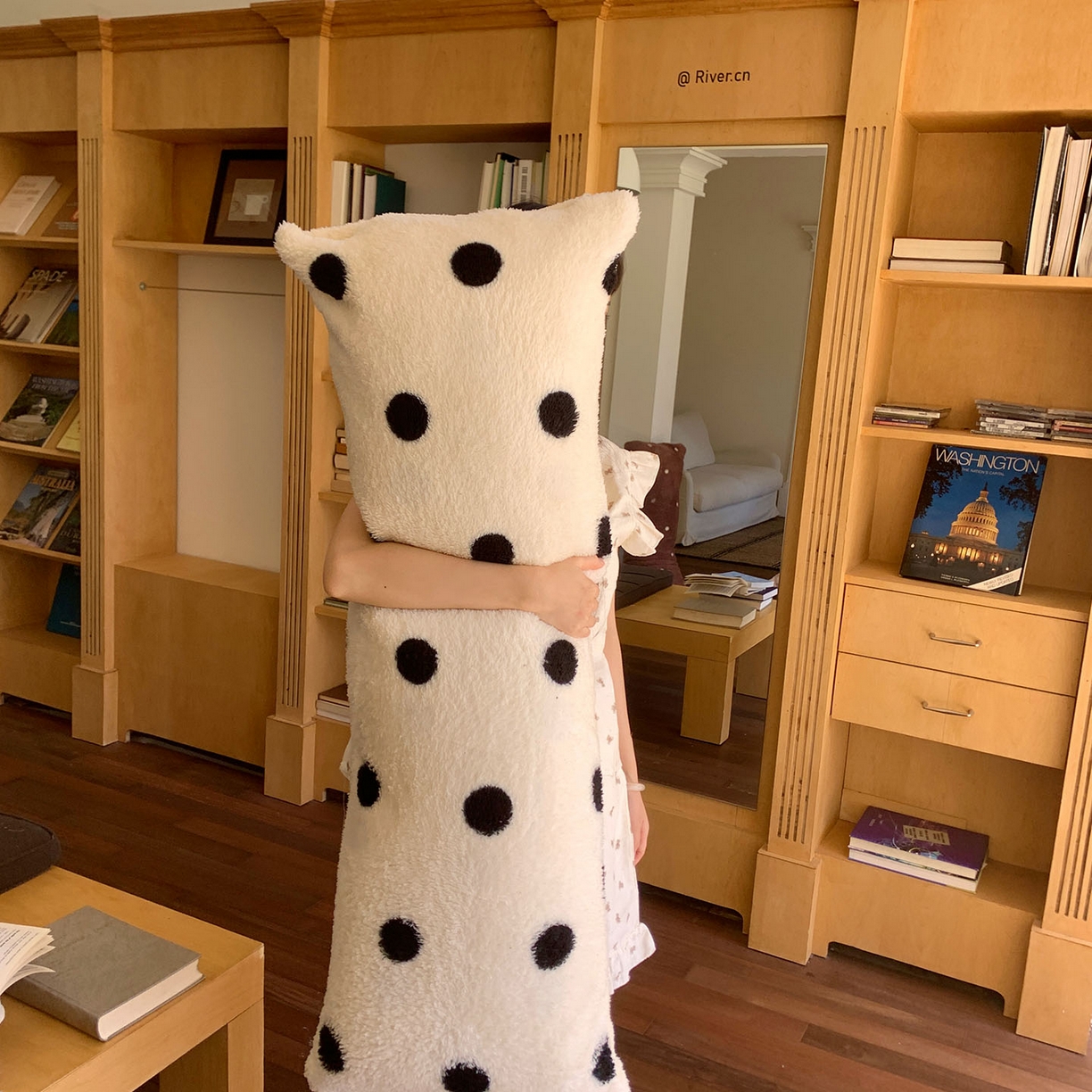 91家纺网 家纺一手货源 找家纺 桃喜 2025新款舒适亲肤摇粒绒长抱枕 黑白波点