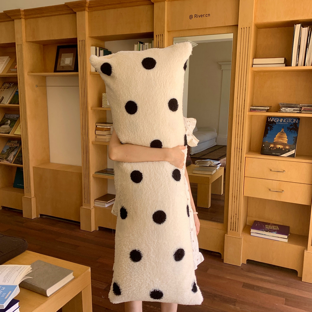 91家纺网 家纺一手货源 找家纺 桃喜 2025新款舒适亲肤摇粒绒长抱枕 黑白波点