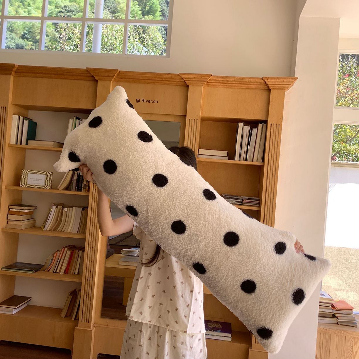 91家纺网 家纺一手货源 找家纺 桃喜 2025新款舒适亲肤摇粒绒长抱枕 黑白波点