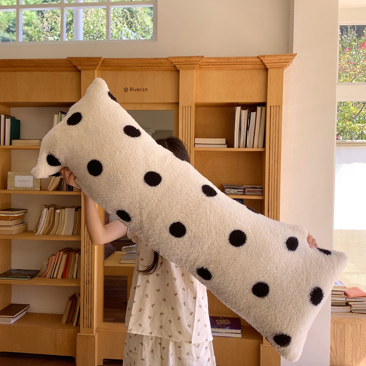 91家纺网 家纺一手货源 找家纺 桃喜 2025新款舒适亲肤摇粒绒长抱枕 黑白波点