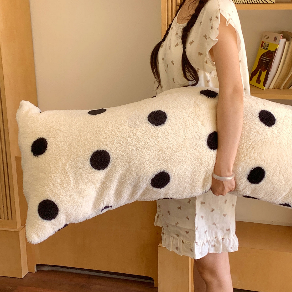 91家纺网 家纺一手货源 找家纺 桃喜 2025新款舒适亲肤摇粒绒长抱枕 黑白波点