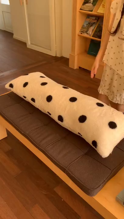 91家纺网 家纺一手货源 找家纺 桃喜 2025新款舒适亲肤摇粒绒长抱枕 黑白波点