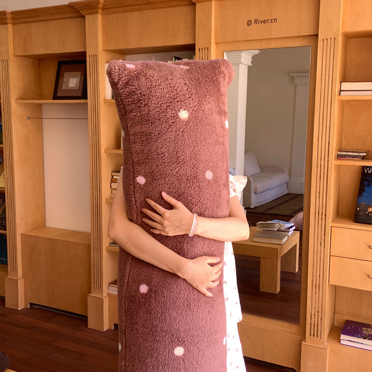 91家纺网 家纺一手货源 找家纺 桃喜 2025新款舒适亲肤摇粒绒长抱枕 香草波点