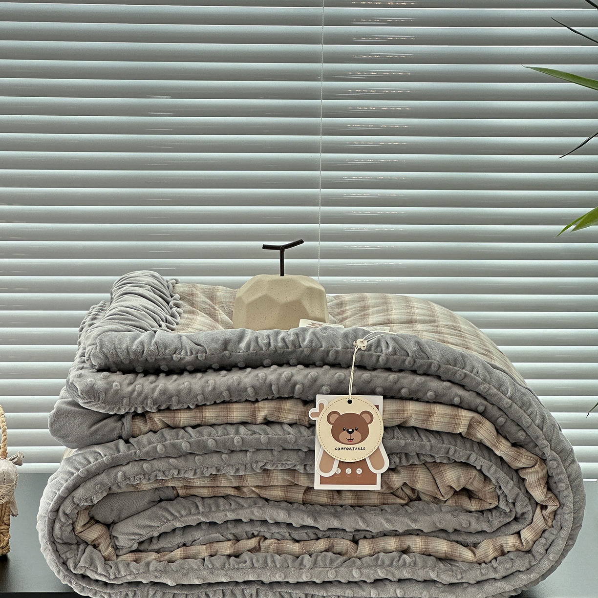 91家纺网 家纺一手货源 找家纺 佰织鑫家居 2025新款全棉纯棉色织水洗棉加绒床盖豆豆被四件套 云曲灰咖