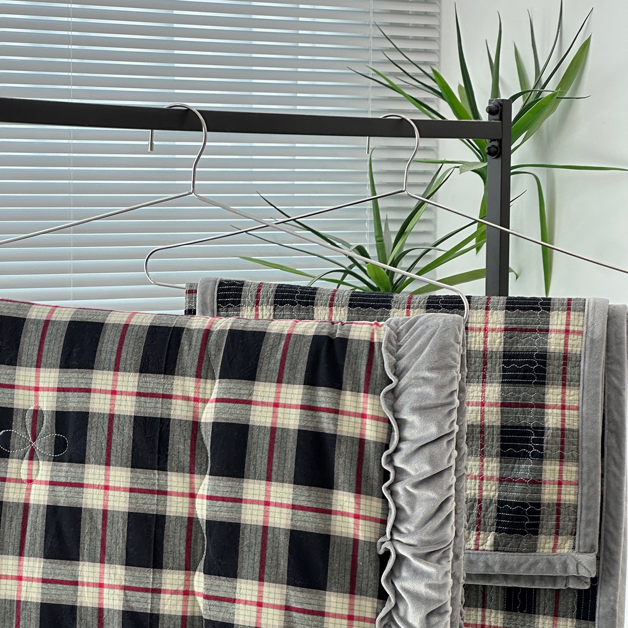 91家纺网 家纺一手货源 找家纺 佰织鑫家居 2025新款全棉纯棉色织水洗棉加绒床盖豆豆被四件套 木槿-黑