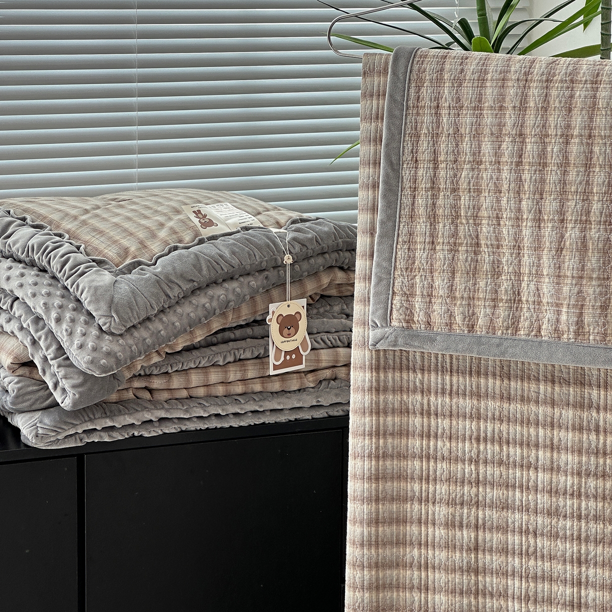 91家纺网 家纺一手货源 找家纺 佰织鑫家居 2025新款全棉纯棉色织水洗棉加绒床盖豆豆被四件套 云曲灰咖