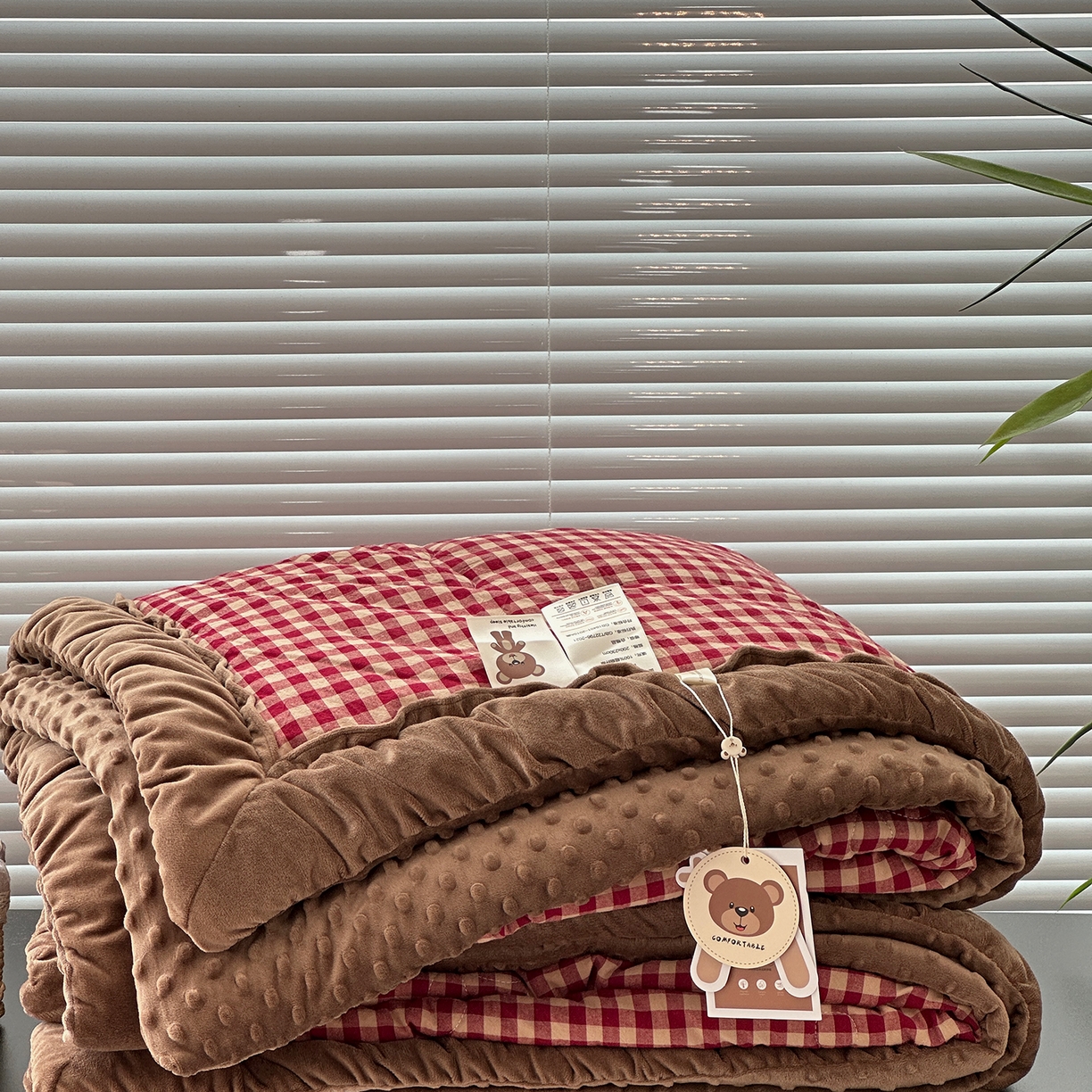 91家纺网 家纺一手货源 找家纺 佰织鑫家居 2025新款全棉纯棉色织水洗棉加绒床盖豆豆被四件套 小红格