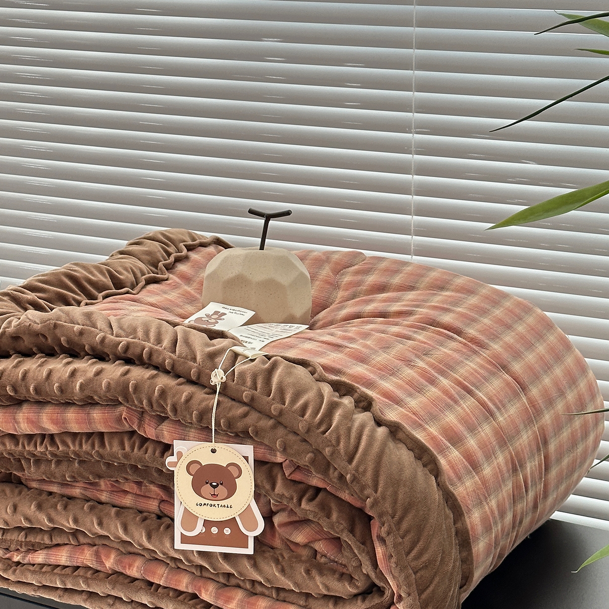 91家纺网 家纺一手货源 找家纺 佰织鑫家居 2025新款全棉纯棉色织水洗棉加绒床盖豆豆被四件套 云曲粉咖