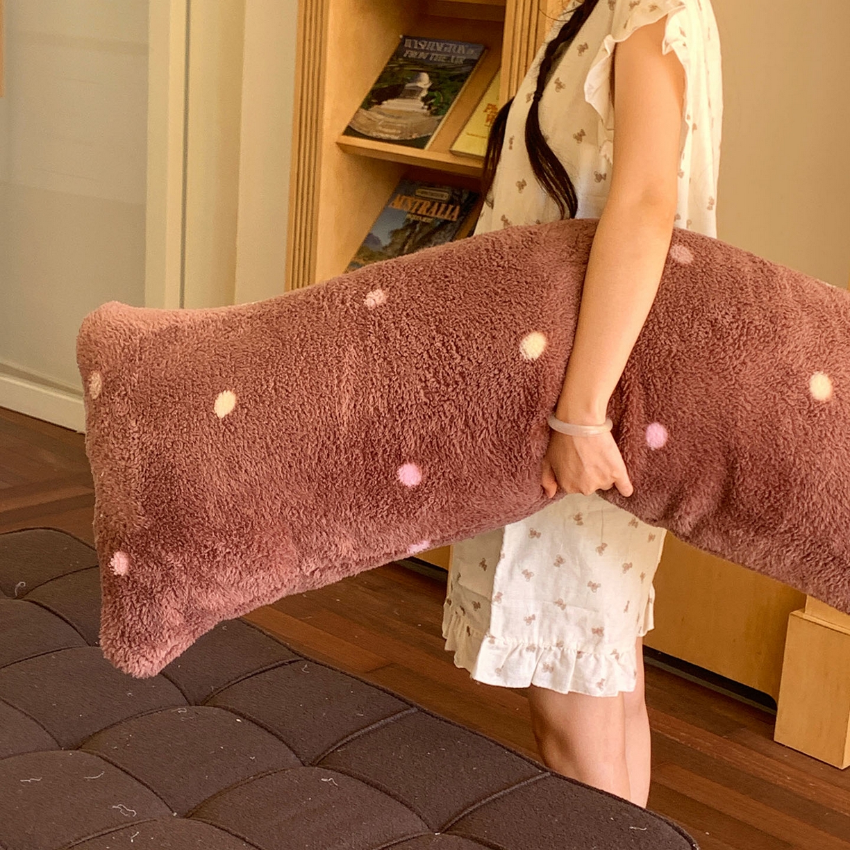 91家纺网 家纺一手货源 找家纺 桃喜 2025新款舒适亲肤摇粒绒长抱枕 香草波点