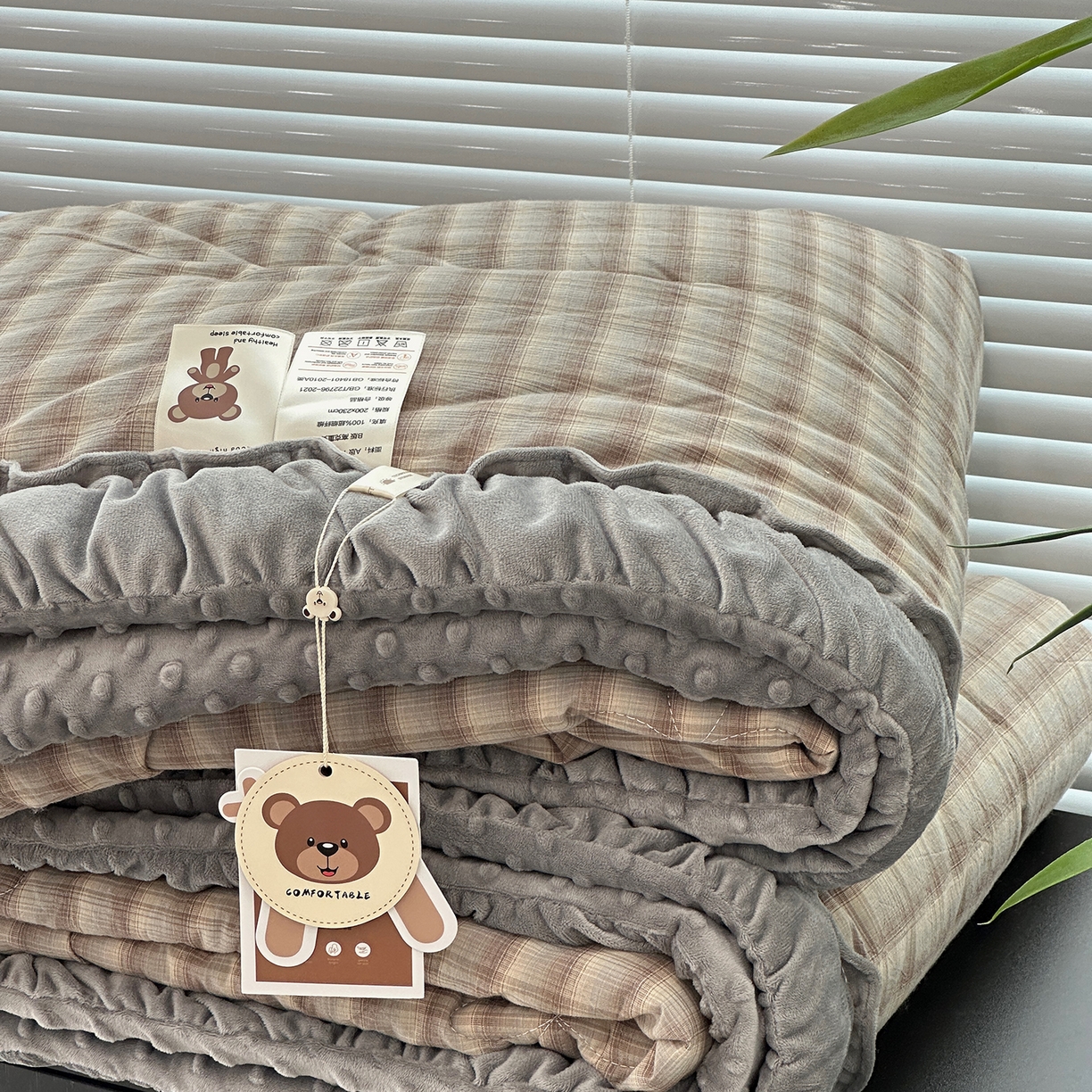 91家纺网 家纺一手货源 找家纺 佰织鑫家居 2025新款全棉纯棉色织水洗棉加绒床盖豆豆被四件套 云曲灰咖