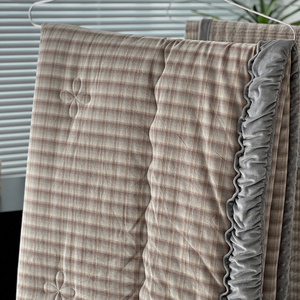 91家纺网 家纺一手货源 找家纺 佰织鑫家居 2025新款全棉纯棉色织水洗棉加绒床盖豆豆被四件套 云曲灰咖