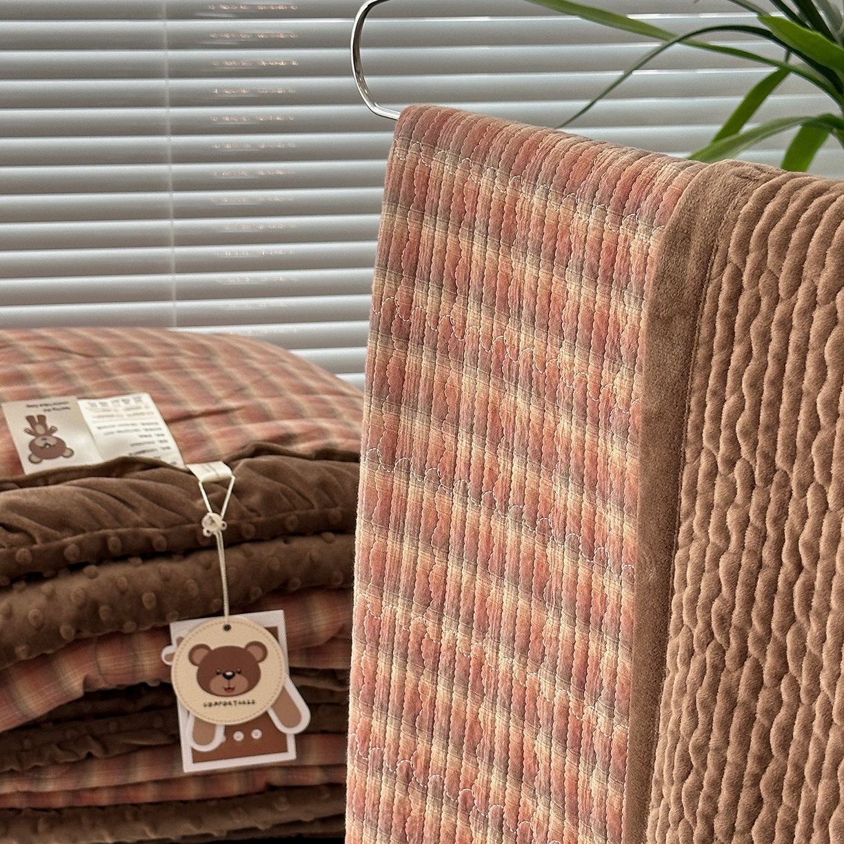 91家纺网 家纺一手货源 找家纺 佰织鑫家居 2025新款全棉纯棉色织水洗棉加绒床盖豆豆被四件套 云曲粉咖