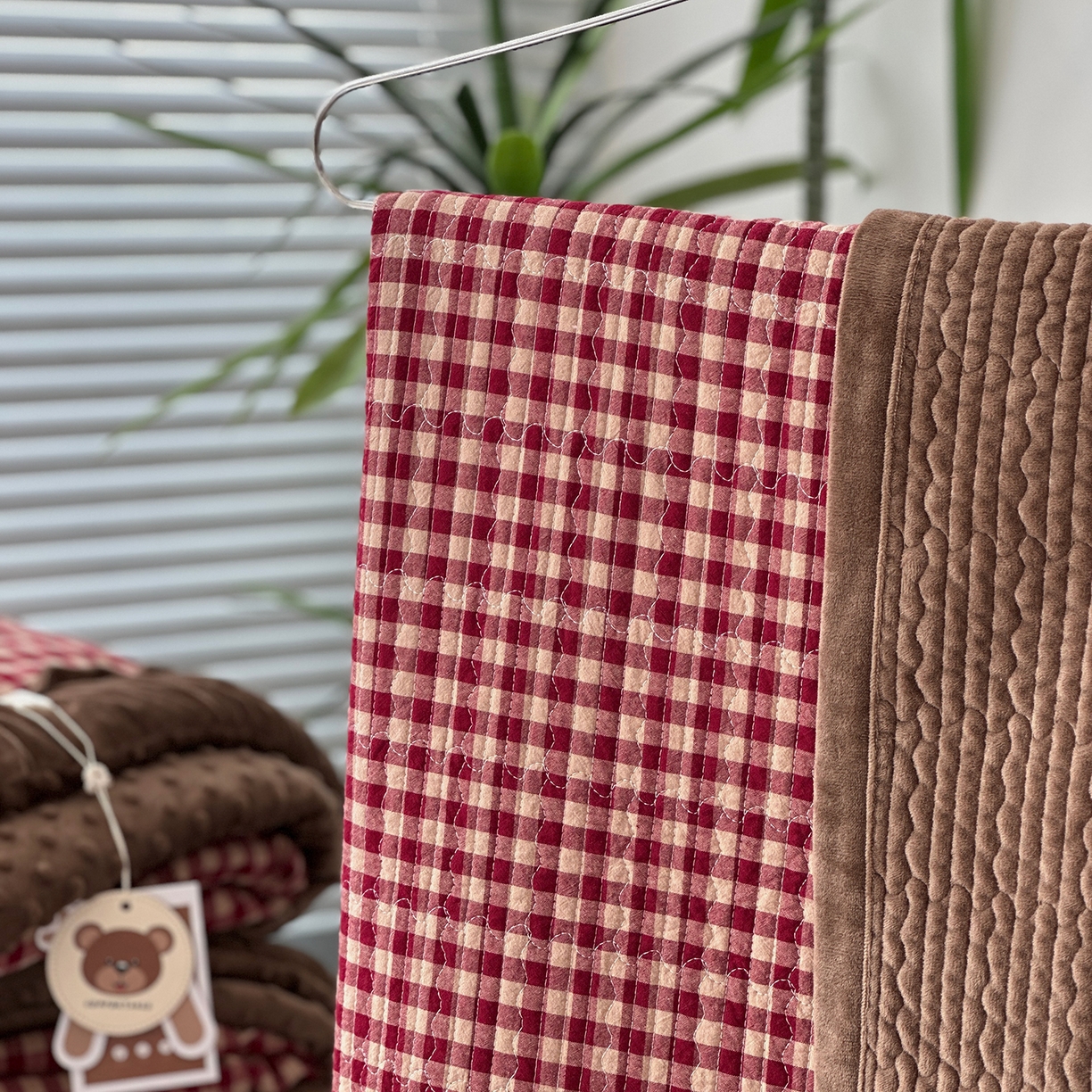 91家纺网 家纺一手货源 找家纺 佰织鑫家居 2025新款全棉纯棉色织水洗棉加绒床盖豆豆被四件套 小红格