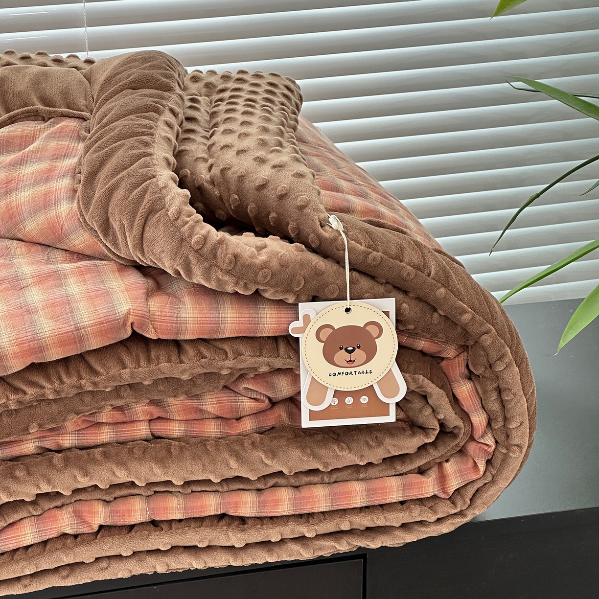 91家纺网 家纺一手货源 找家纺 佰织鑫家居 2025新款全棉纯棉色织水洗棉加绒床盖豆豆被四件套 云曲粉咖