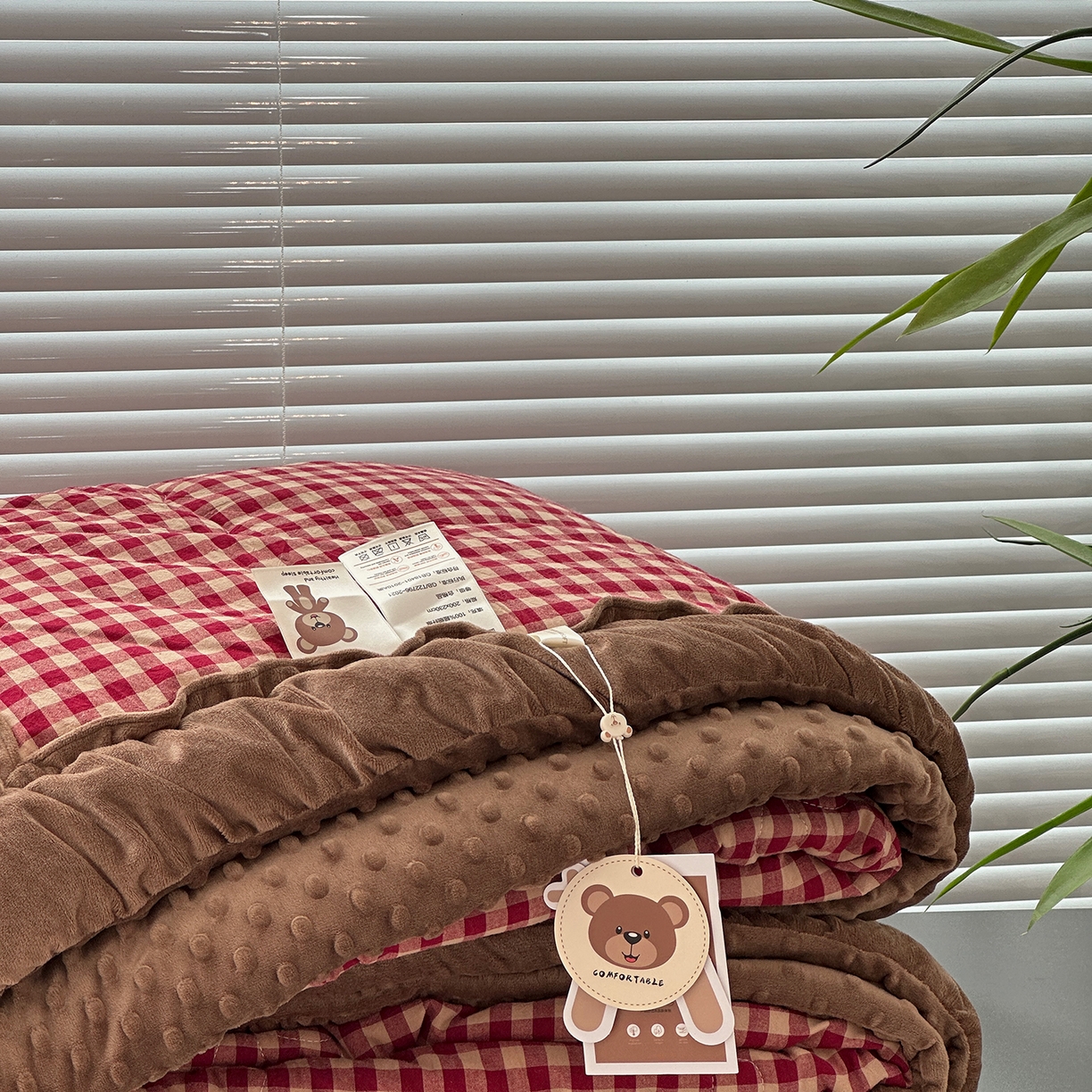 91家纺网 家纺一手货源 找家纺 佰织鑫家居 2025新款全棉纯棉色织水洗棉加绒床盖豆豆被四件套 小红格