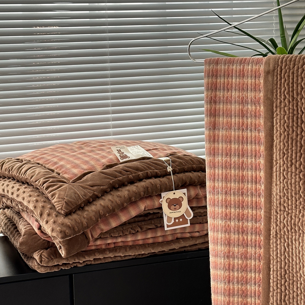 91家纺网 家纺一手货源 找家纺 佰织鑫家居 2025新款全棉纯棉色织水洗棉加绒床盖豆豆被四件套 云曲粉咖