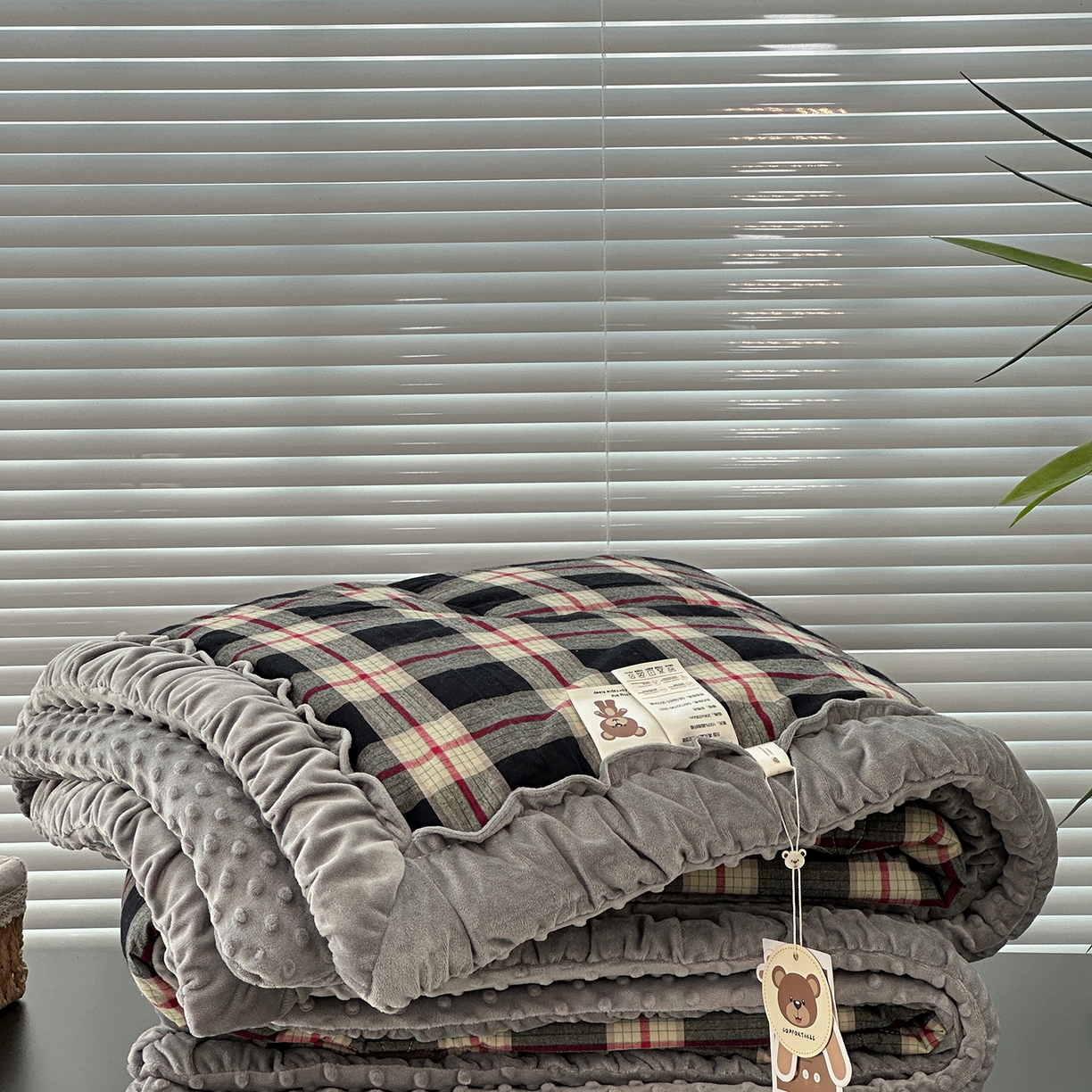 91家纺网 家纺一手货源 找家纺 佰织鑫家居 2025新款全棉纯棉色织水洗棉加绒床盖豆豆被四件套 木槿-黑