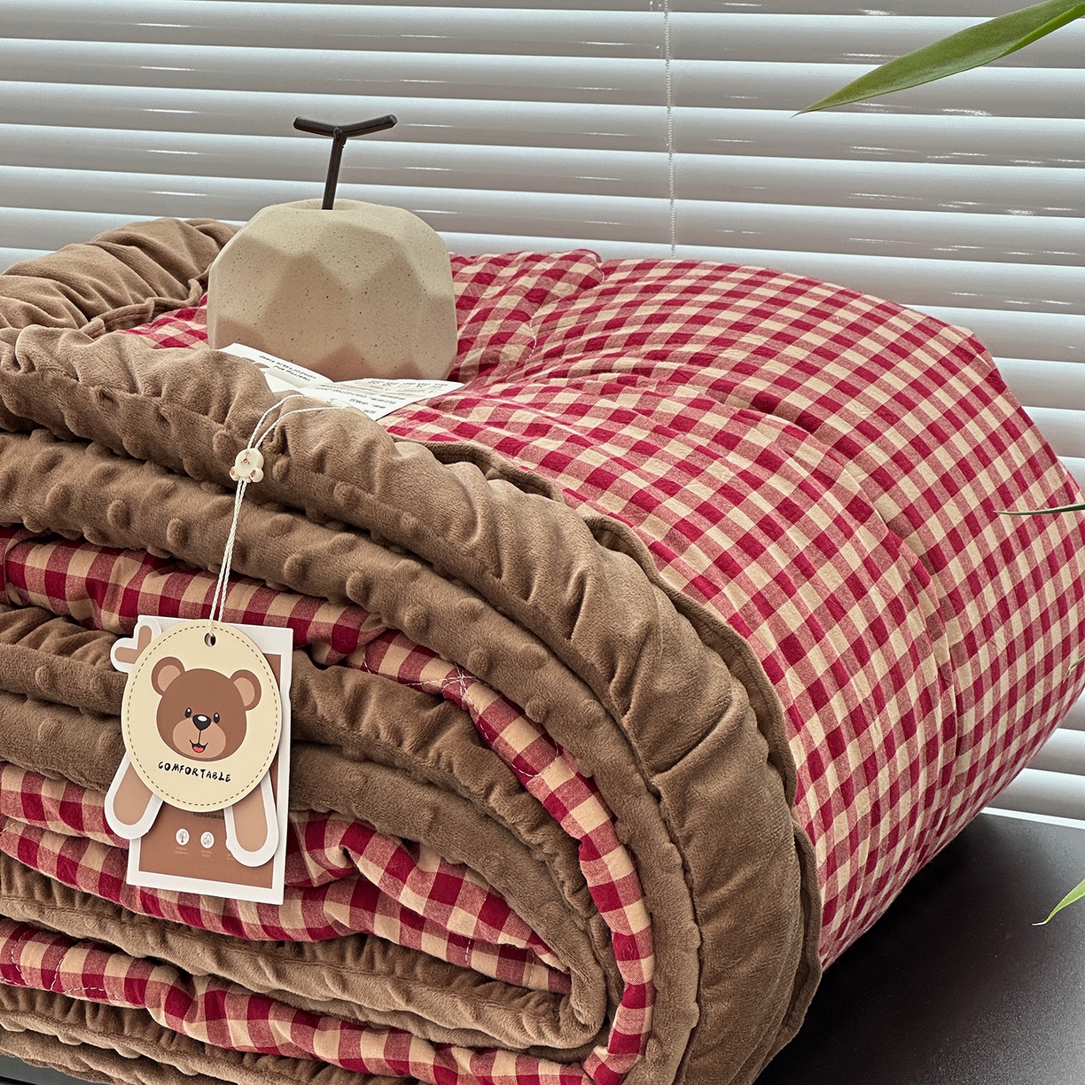 91家纺网 家纺一手货源 找家纺 佰织鑫家居 2025新款全棉纯棉色织水洗棉加绒床盖豆豆被四件套 小红格