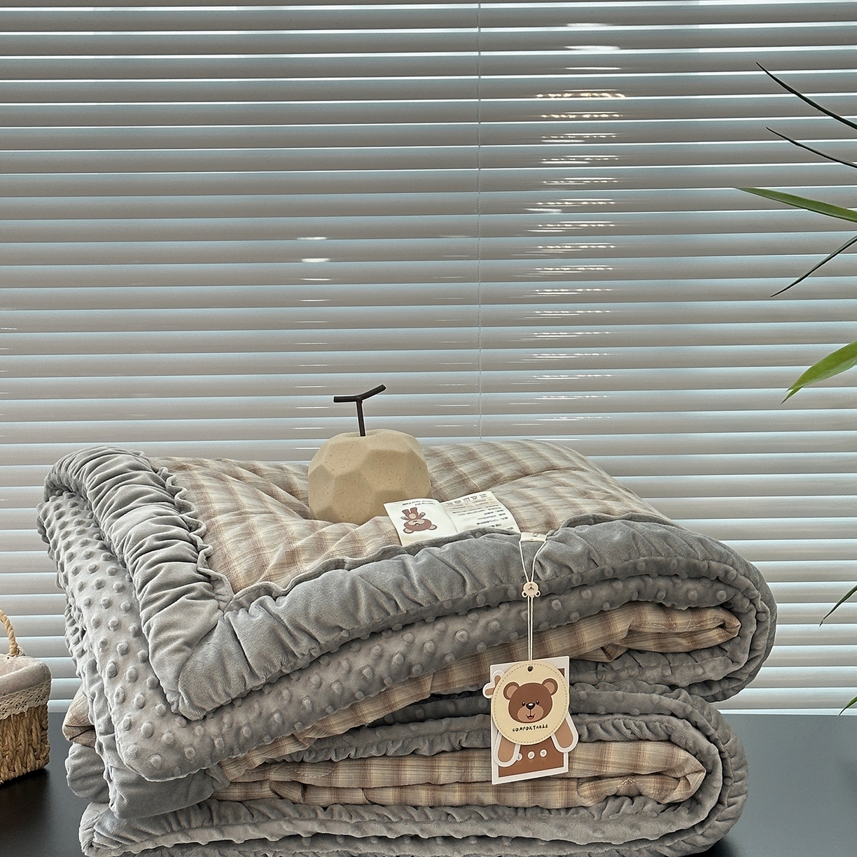 91家纺网 家纺一手货源 找家纺 佰织鑫家居 2025新款全棉纯棉色织水洗棉加绒床盖豆豆被四件套 云曲灰咖