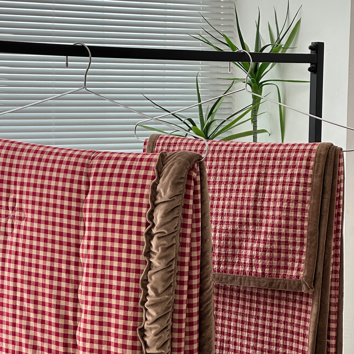 91家纺网 家纺一手货源 找家纺 佰织鑫家居 2025新款全棉纯棉色织水洗棉加绒床盖豆豆被四件套 小红格