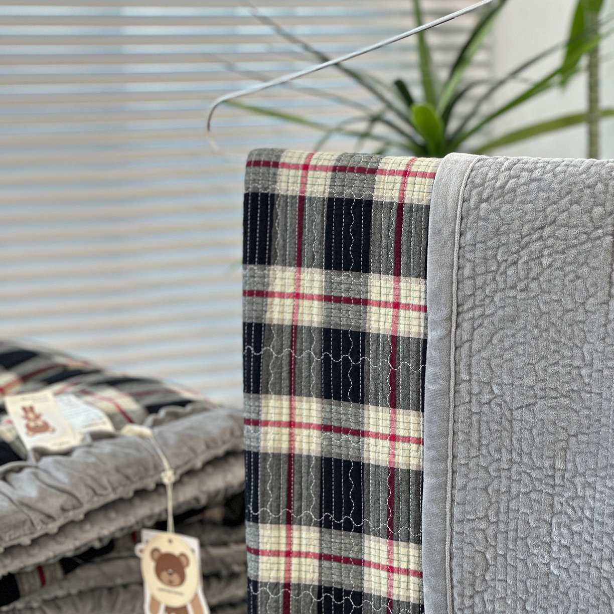 91家纺网 家纺一手货源 找家纺 佰织鑫家居 2025新款全棉纯棉色织水洗棉加绒床盖豆豆被四件套 木槿-黑