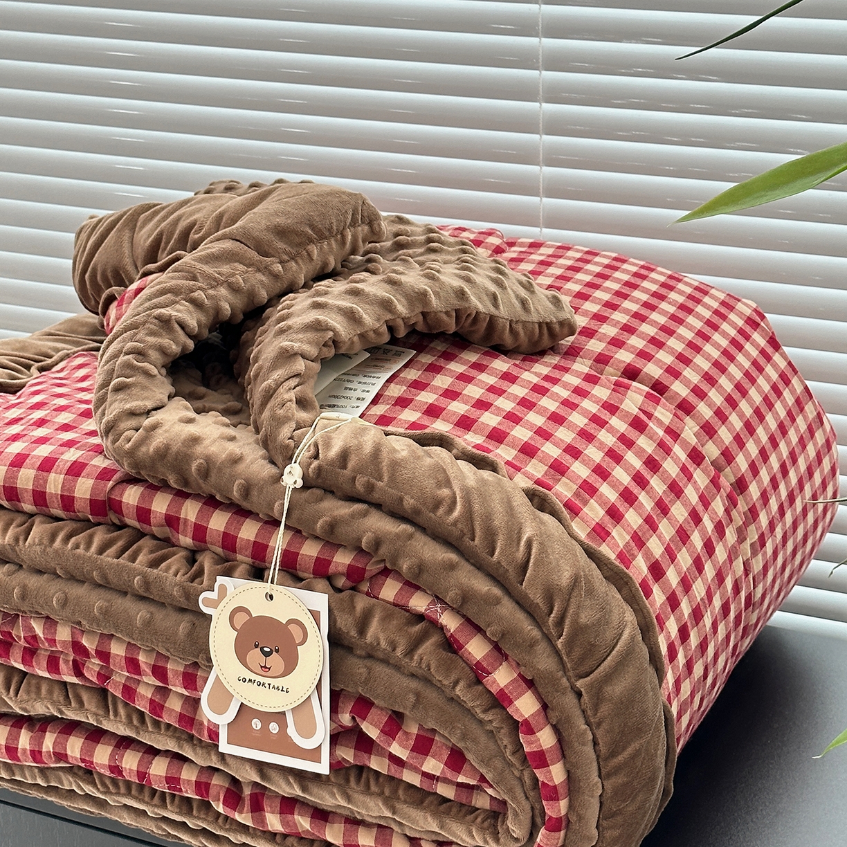 91家纺网 家纺一手货源 找家纺 佰织鑫家居 2025新款全棉纯棉色织水洗棉加绒床盖豆豆被四件套 小红格