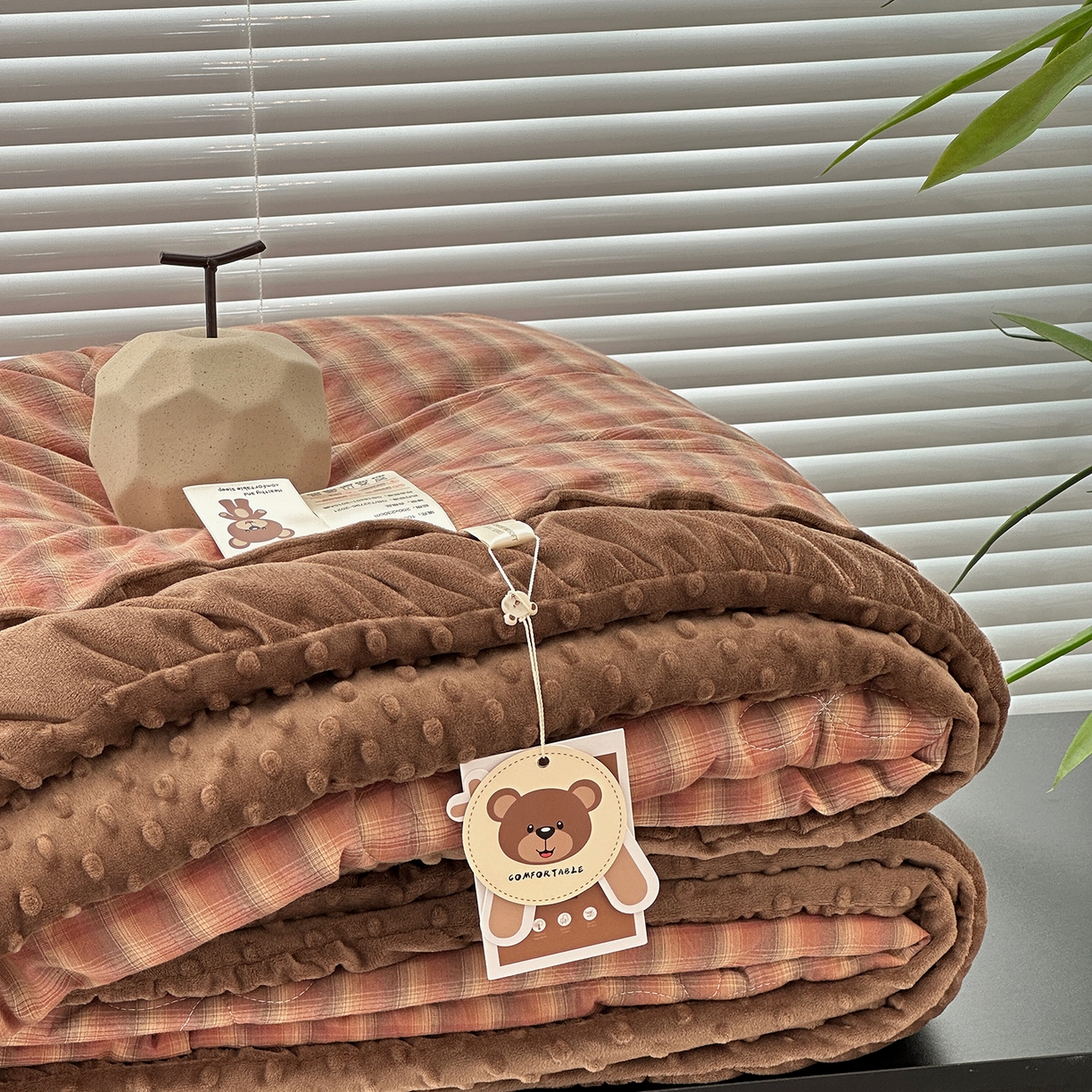 91家纺网 家纺一手货源 找家纺 佰织鑫家居 2025新款全棉纯棉色织水洗棉加绒床盖豆豆被四件套 云曲粉咖