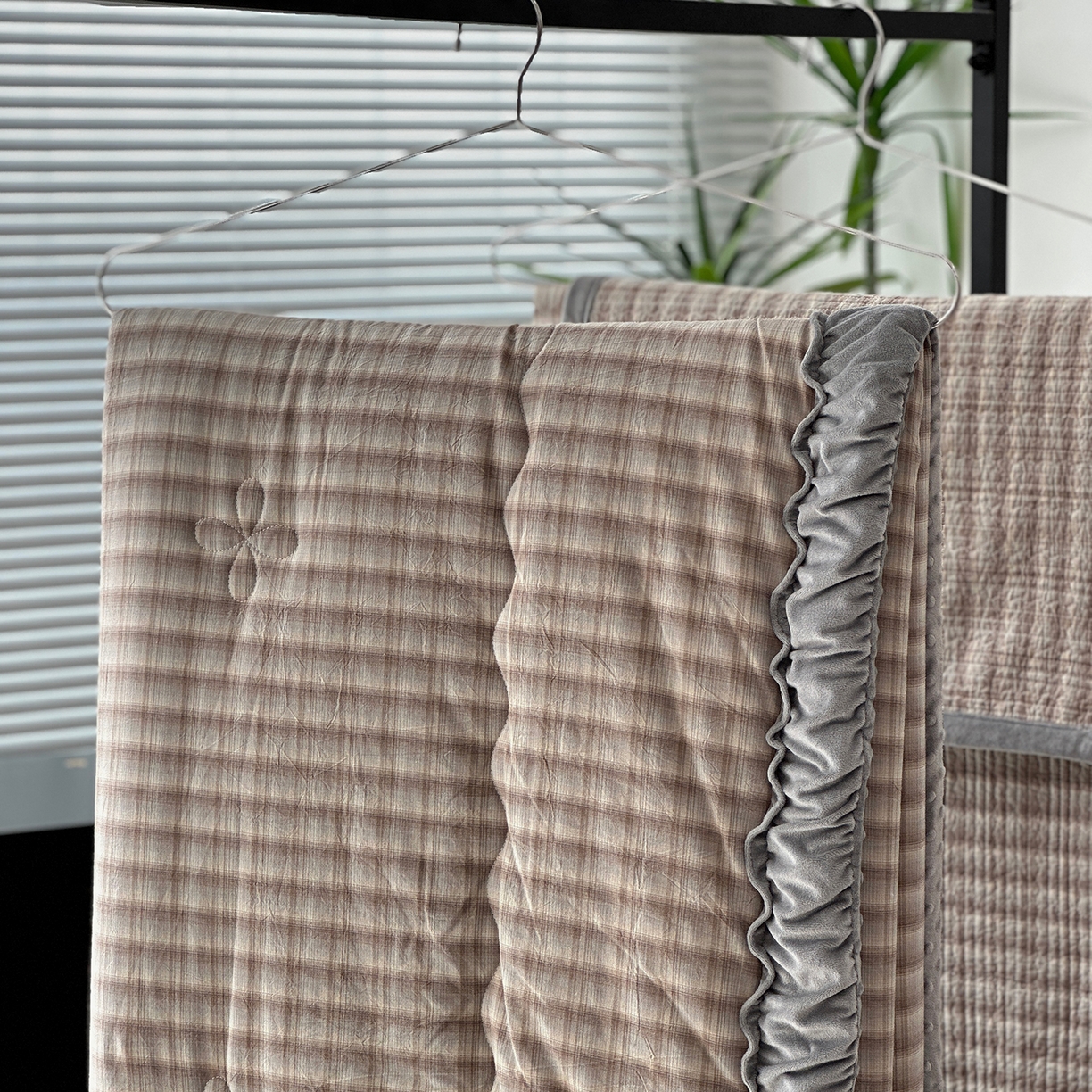 91家纺网 家纺一手货源 找家纺 佰织鑫家居 2025新款全棉纯棉色织水洗棉加绒床盖豆豆被四件套 云曲灰咖