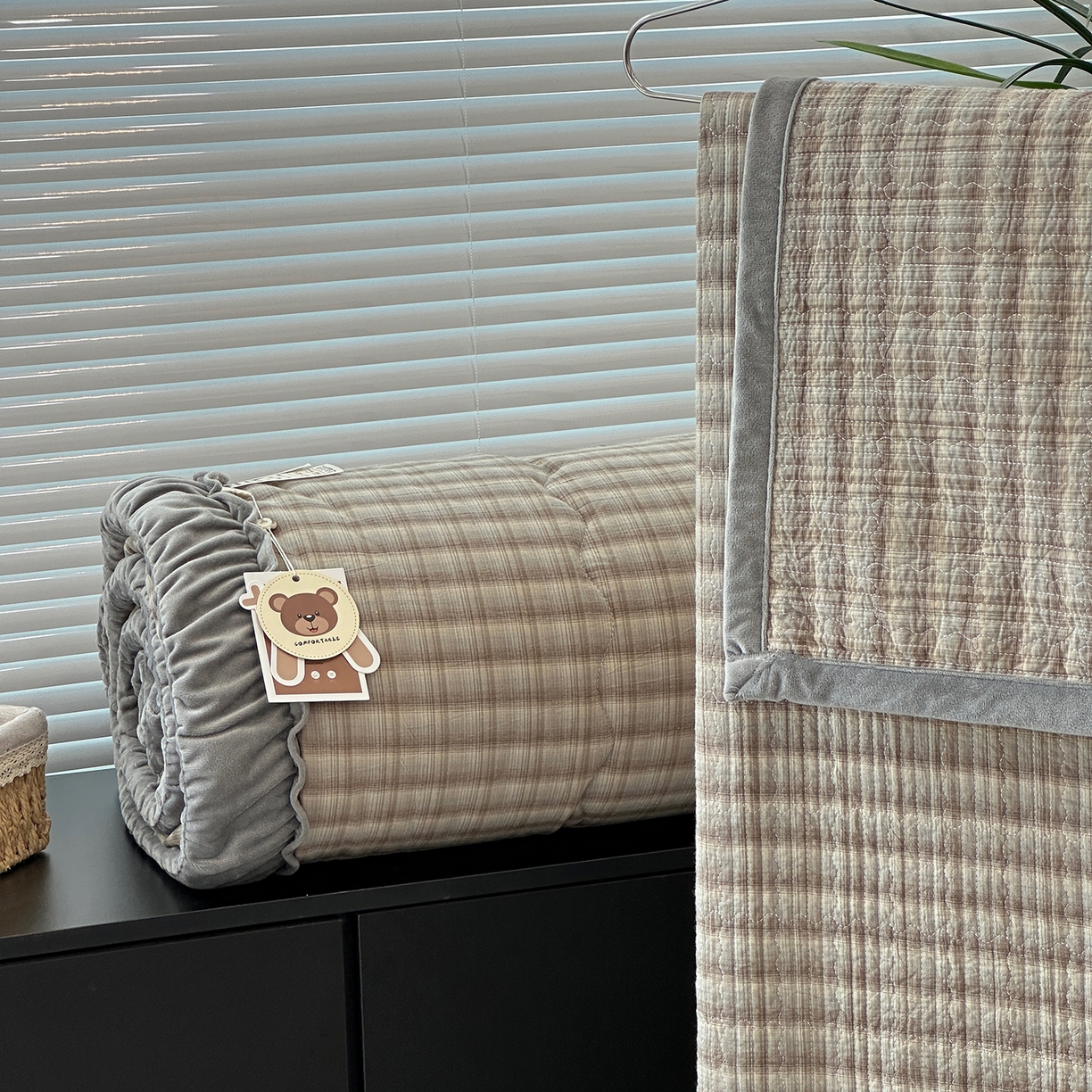 91家纺网 家纺一手货源 找家纺 佰织鑫家居 2025新款全棉纯棉色织水洗棉加绒床盖豆豆被四件套 云曲灰咖